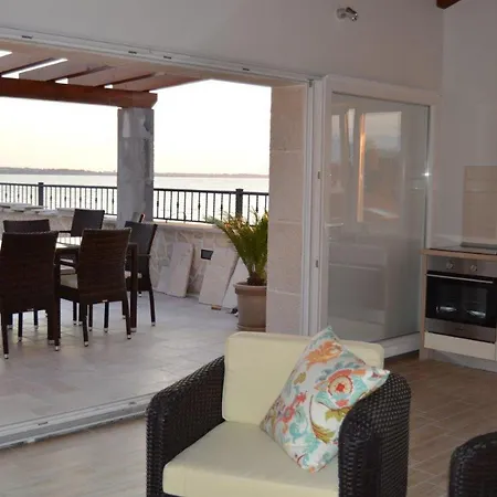 Sea View Nina 公寓 *